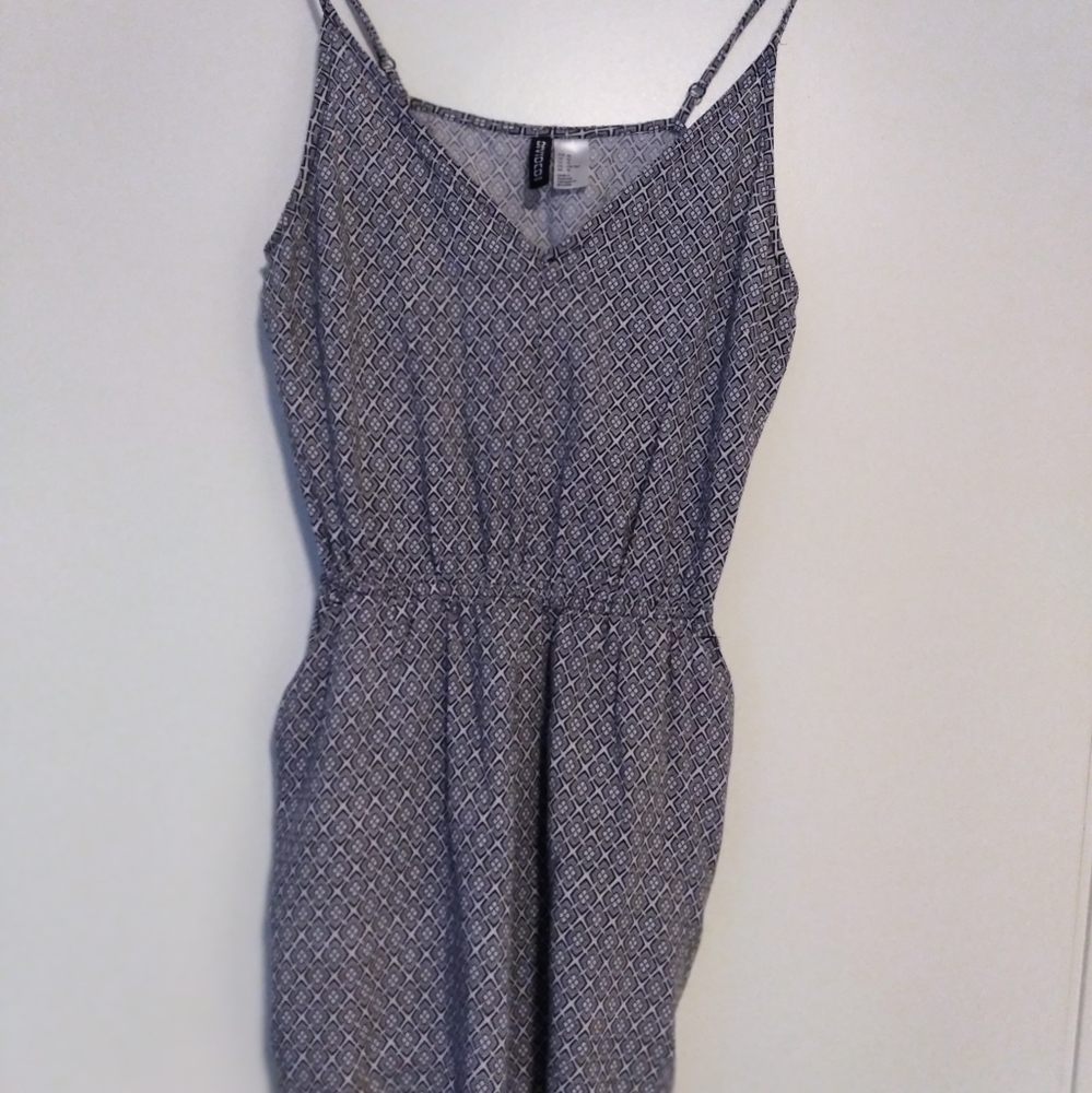 TOP  halter. DIVIDED  Size 10 And color black and white